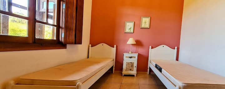 Chambre rose avec 2 lits simple.