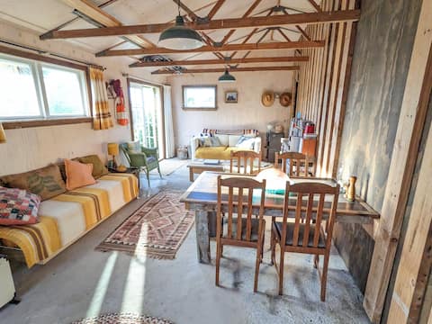 Quirky Cottage at stunning Waikawa Beach