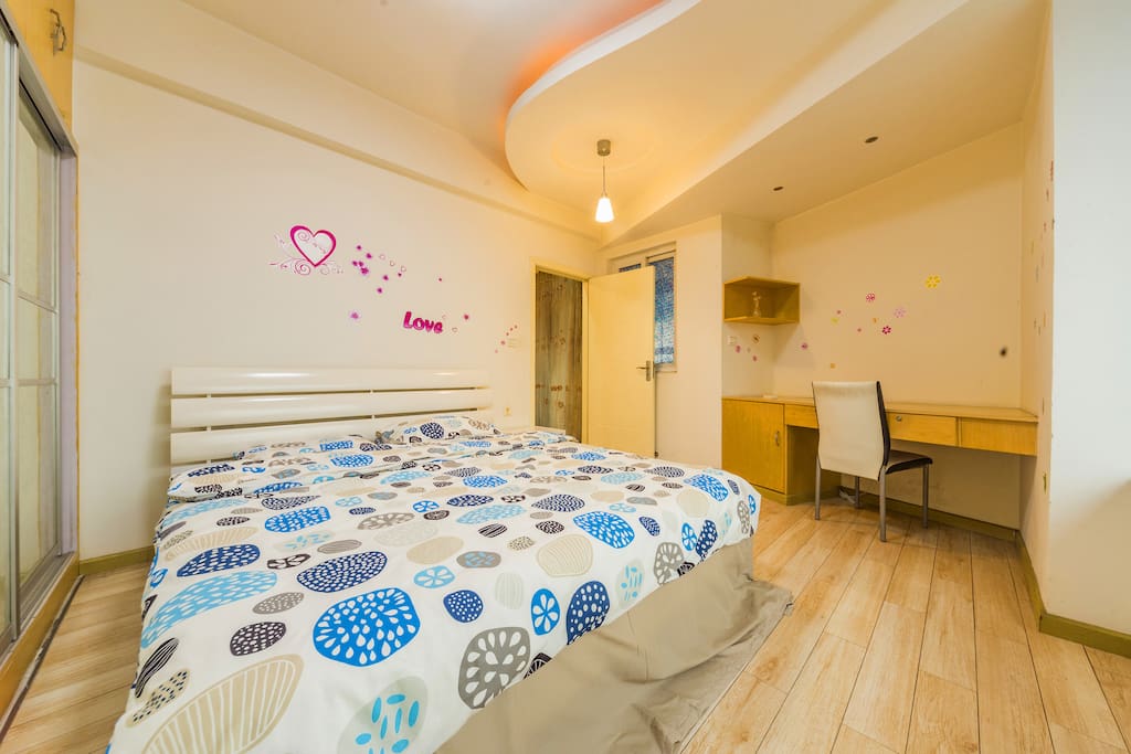 主卧 1.8米床 / Bedroom with 1.8M Double Bed