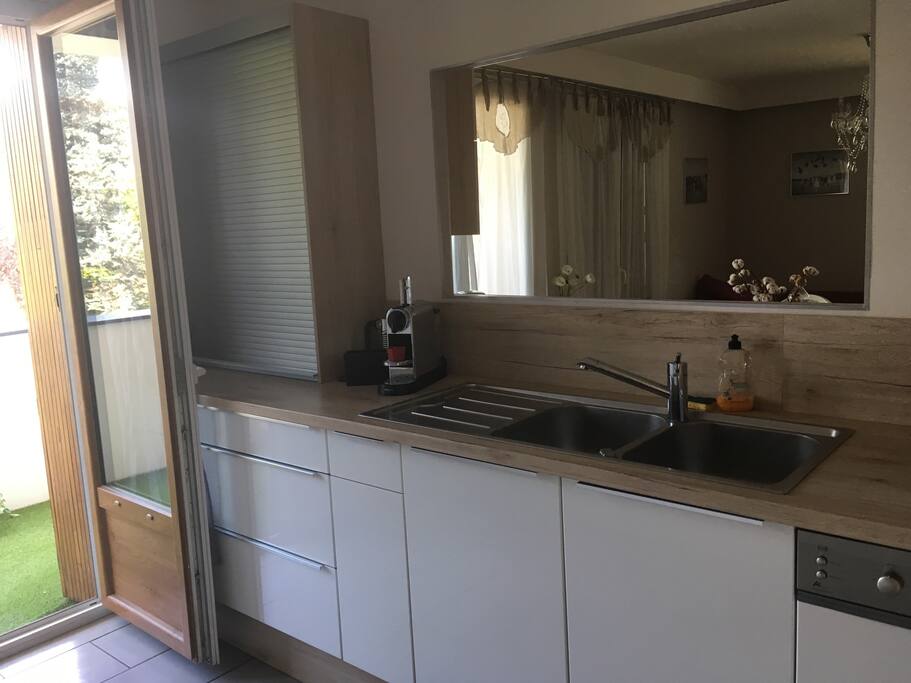 Grande cuisine équipée avec accès sur la terrasse - semi ouverture sur le salon.