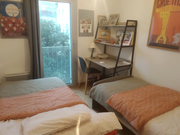 มี 2 ห้องนอนมี 2 เตียง