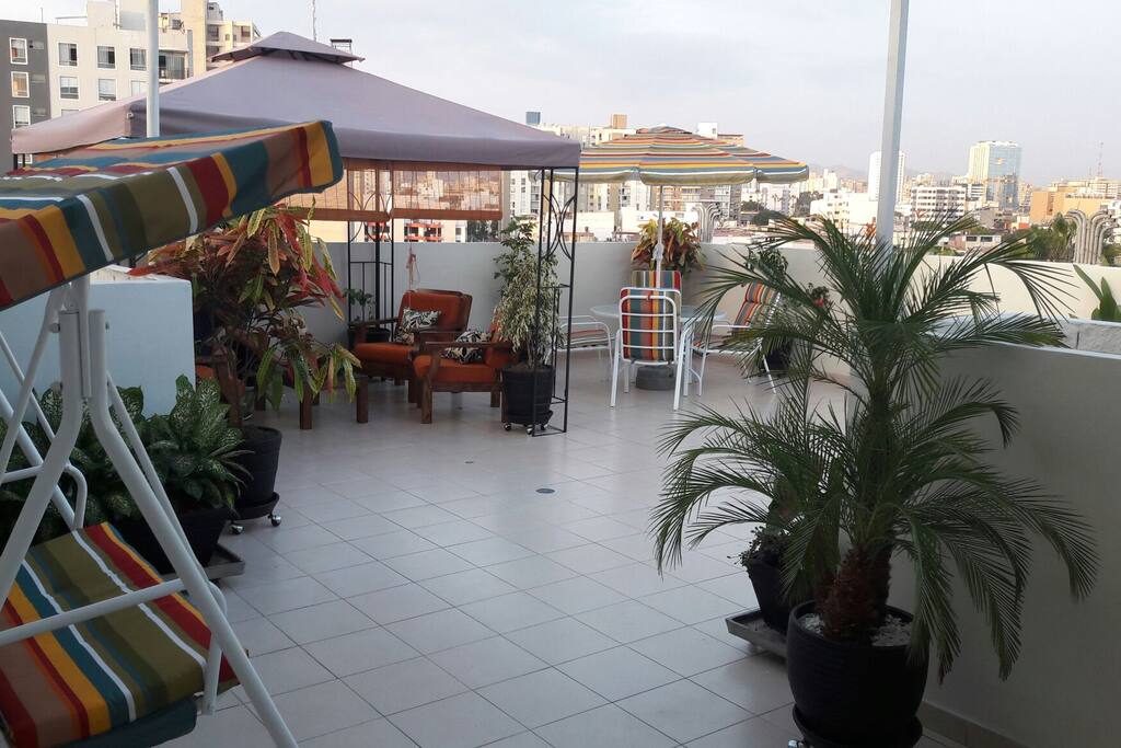 Amplia y acogedora terraza especialmente acondicionada para el relax de los huéspedes.