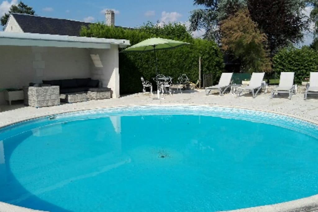 La piscine et son salon de jardin