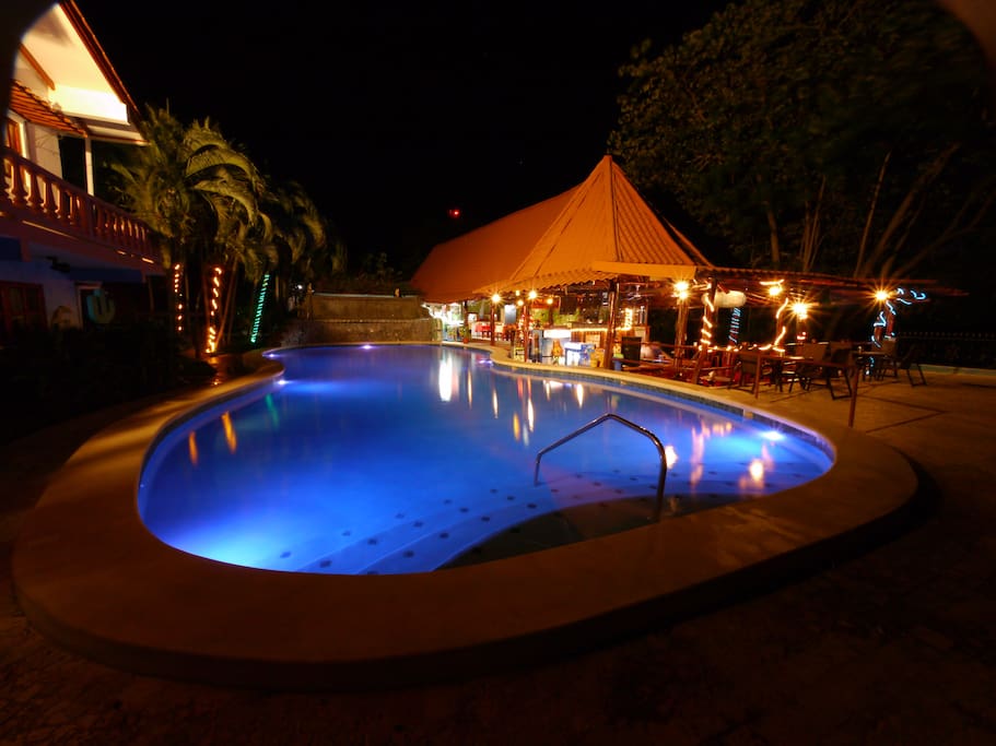 Piscina y Monkey Bar