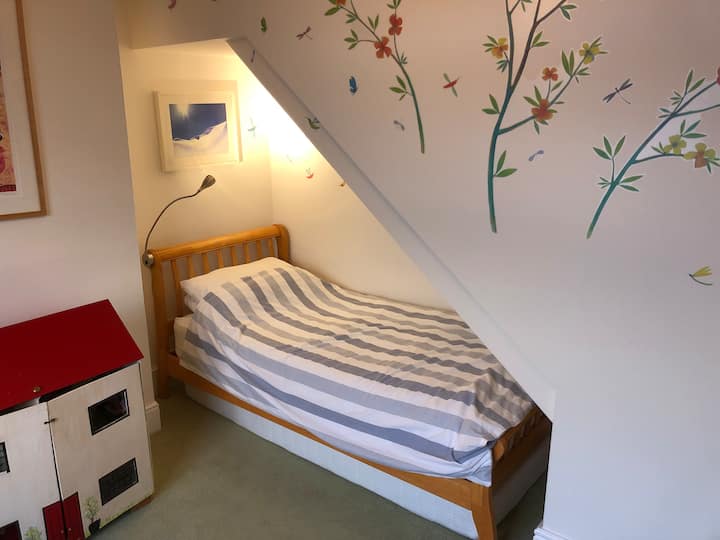 Lit simple avec matelas au sol escamotable