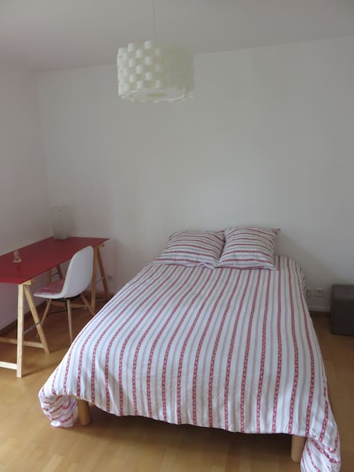 une chambre avec un lit 2 personnes , bureau et placard