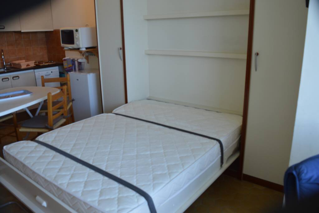 Un lit armoire pour deux personnes avec un matelas très confortable ! De chaque côté des étagères pour y ranger votre linge.