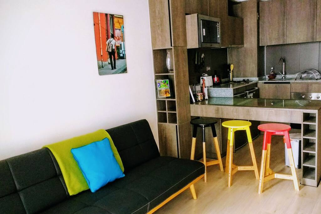 Sofá y cocina.