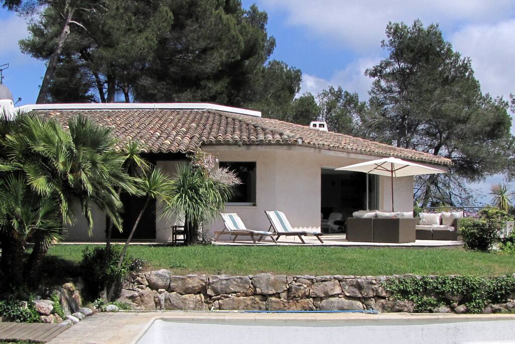 Arrière maison coté piscine Sud -Sud/ouest