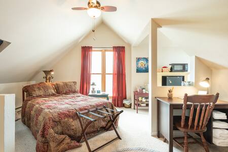 Huge private loft & bath in the heart of the city