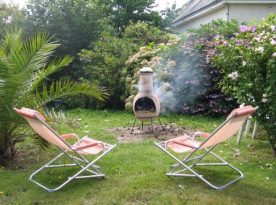 brasero à dispo
à l'écart des pins du jardin