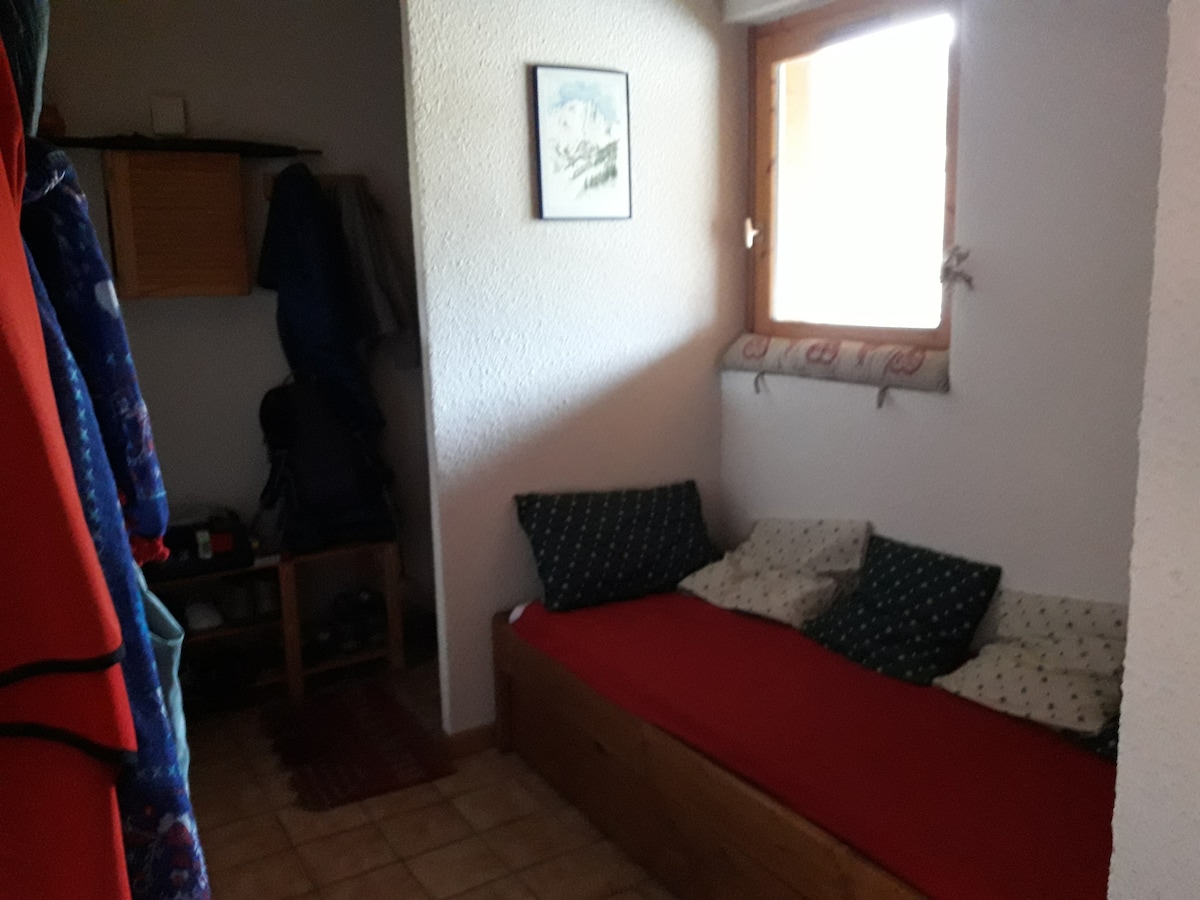 Მთის კუთხე (საწოლი უჯრით, რომელიც მე-2 საწოლის საშუალებას იძლევა)