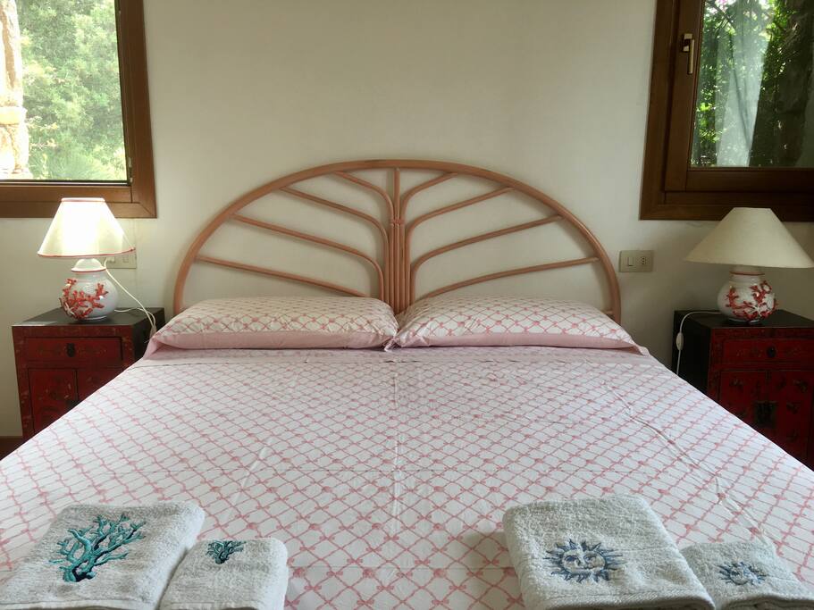 Very comfortable bed, that stays cool all day due to the fact the evening sun is the dominant on this part of the villa.