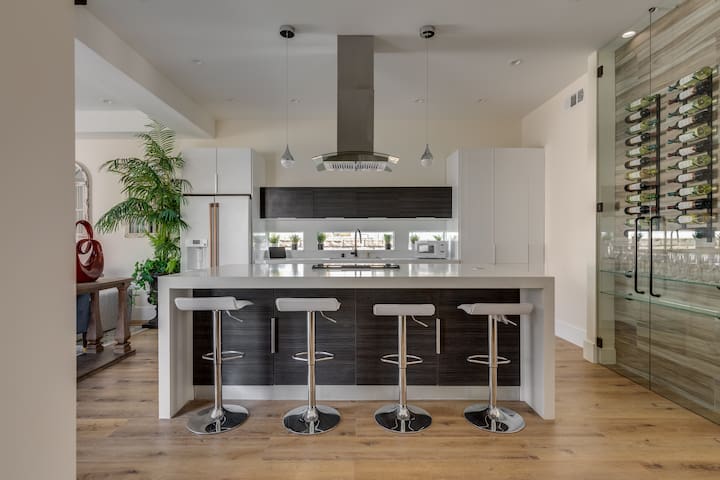 Los Angeles villa with a pool gallery image 3