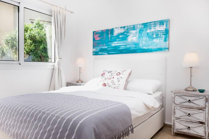 Fleti ina kazi za awali za sanaa ya dhahania katika akriliki na nyingi ni michoro yangu mwenyewe. Hapa nilihamasishwa na bahari na mawio ya jua. Natumaini kwamba utafurahia sanaa yangu kama mimi!