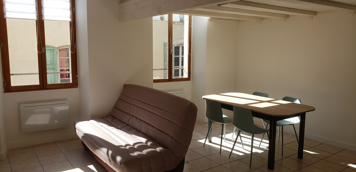 ห้องนั่งเล่น/ห้องครัวขนาด 25 ตร.ม.
หันหน้าไปทางทิศตะวันตก
ชั้น 1 สว่างมาก 