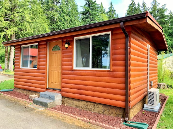 Lake Nahwatzel Resort, Cabin 1, Lake steps away! Cabins for Rent in