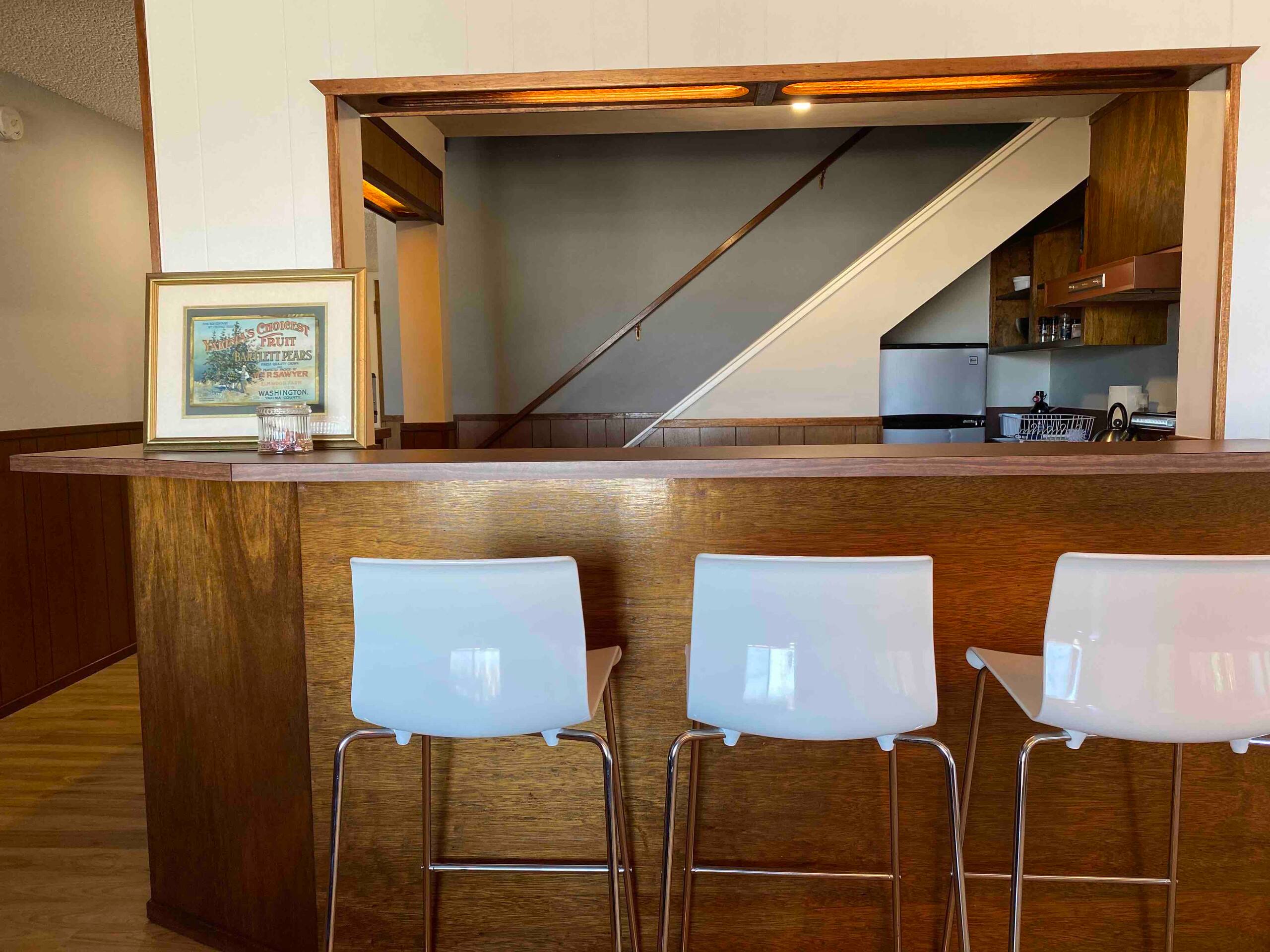 Chic, sun-drenched studio w/views and parking. - Image 17