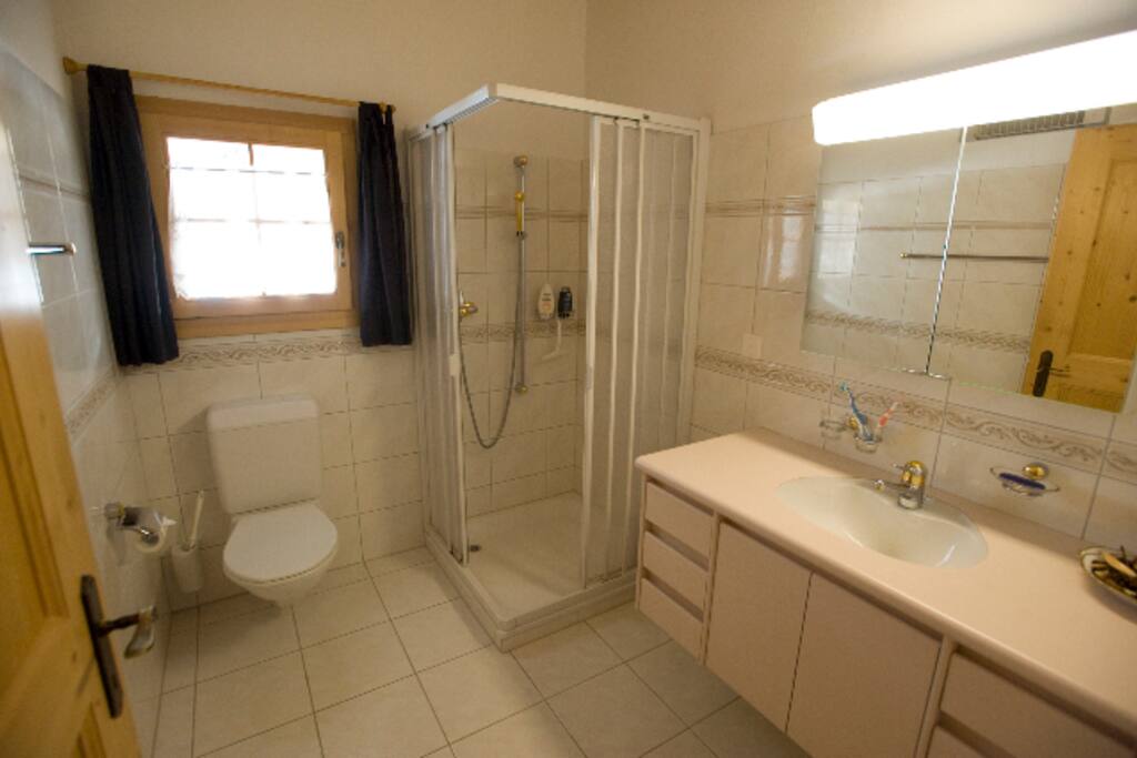 Etagendusche, WC | Shower and Toilet (shared)