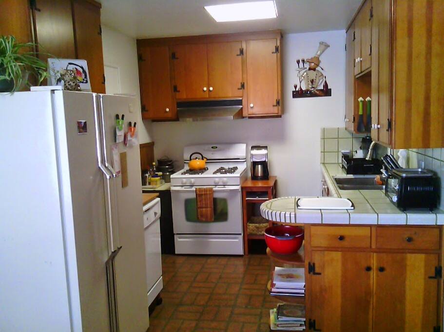 Kitchen area ( no dishwasher)