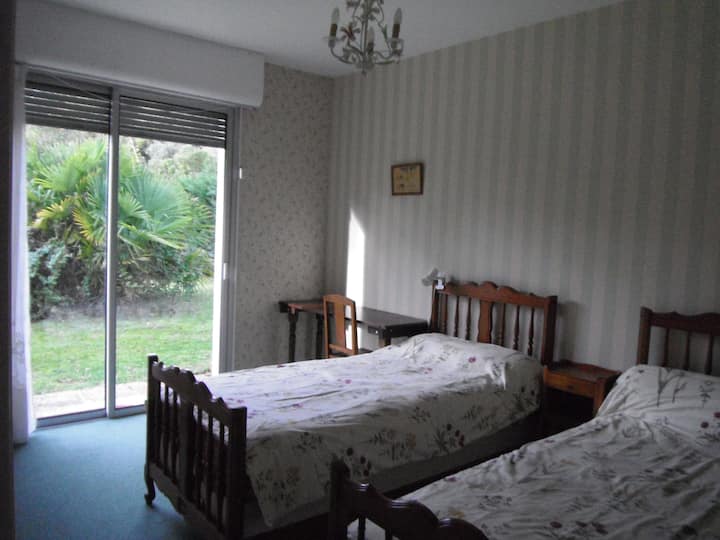 חדר שינה עם 2 מיטות