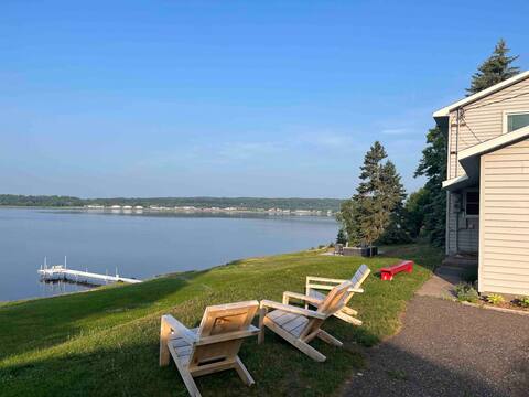 Relaxing Lakeside Home
5 Brdm 7 Beds *HOT TUB*