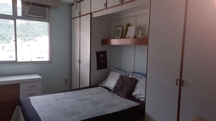 لا يمشي الجناح منظم الحرارة كسرير في بيت مزرعة مع مروحة شاي ومكيف هواء.