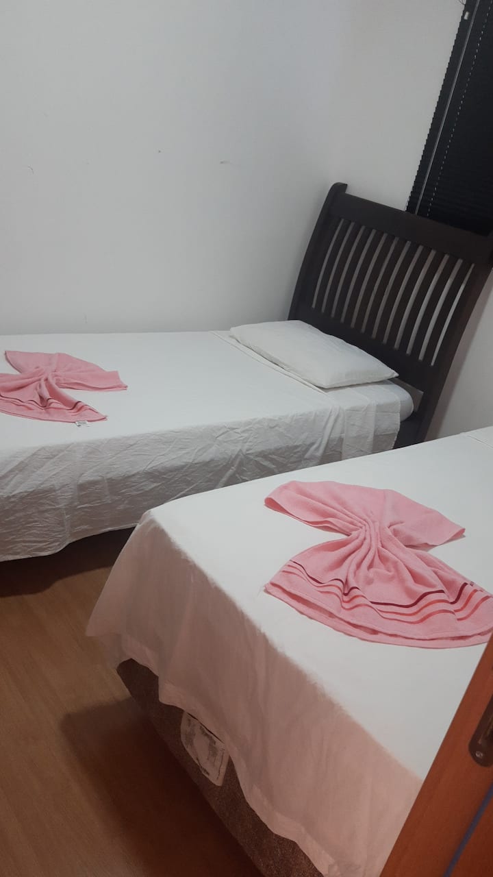 Chumba kimoja 2 vitanda vya mtu mmoja vinatenganisha feni ya dari ya godoro ikiwa unahitaji