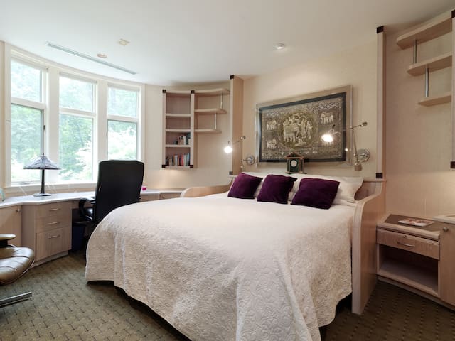 Westmore Estate I: Oval BR in Gorgeous Modern Home