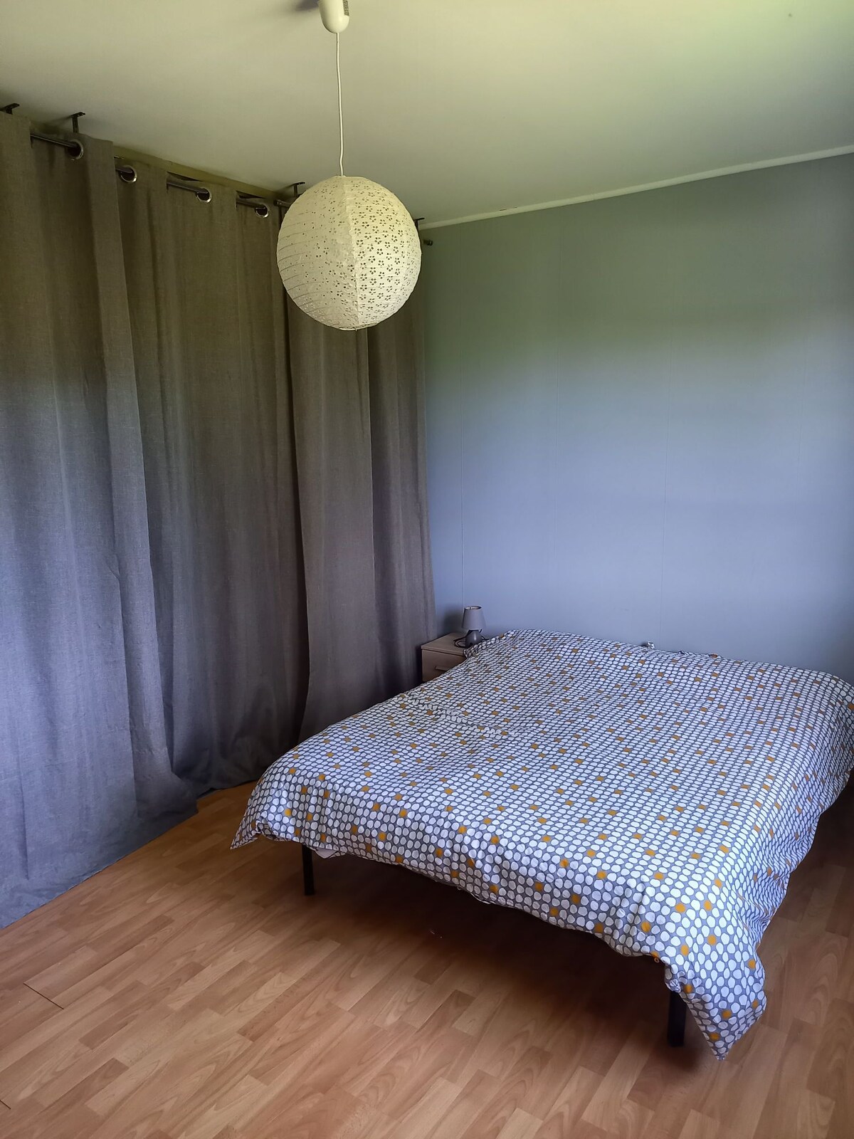 Საძინებელი საწოლით 140x200