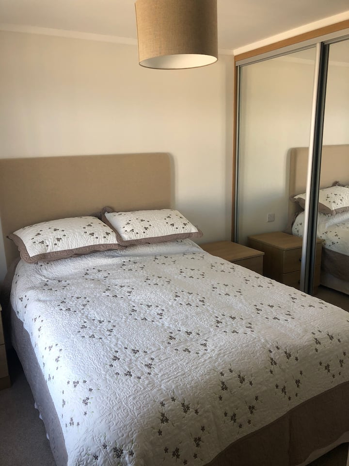 Glavna spavaća soba, bračni krevet s kliznim vratima zrcala. Ako je potrebno, može se smjestiti dječji krevetić u ovu sobu. 