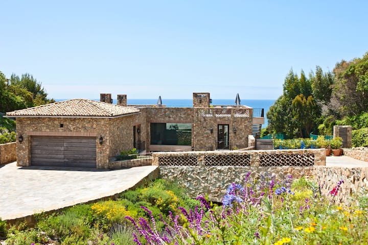Casa di Pietra - Gated Estate on Malibu Beach