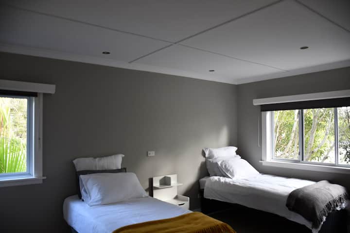 Спална соба со 2 постојани единечни кревета, еден дополнителен достапен на барање