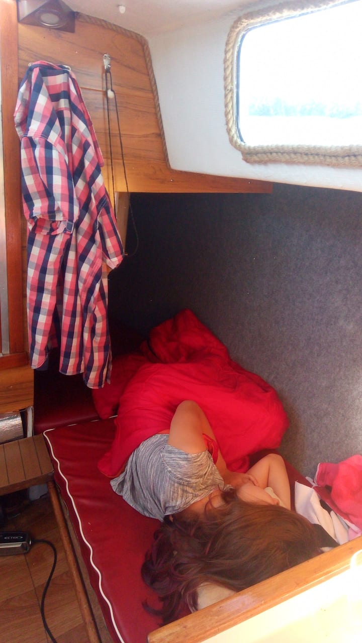 שתי מיטות יחיד רחבות למדי. 
אחרי יום של התזה בבוקר, הגלים והרוח לא יתעוררו.