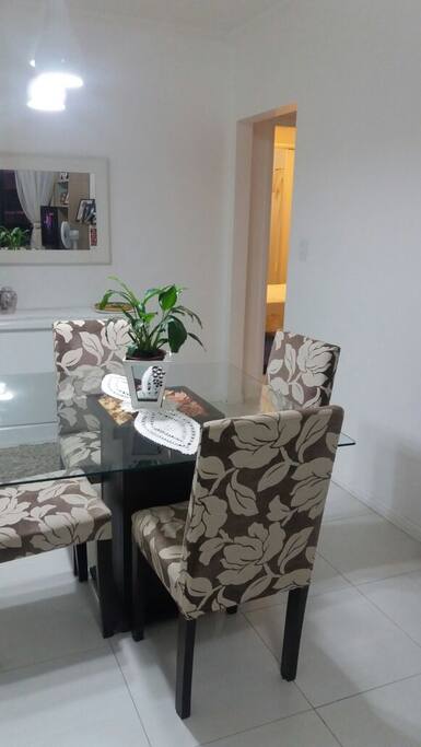 Sala com mesa de jantar