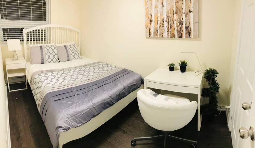 Walk to Woodbine Beach; 10min to Downtown; Private