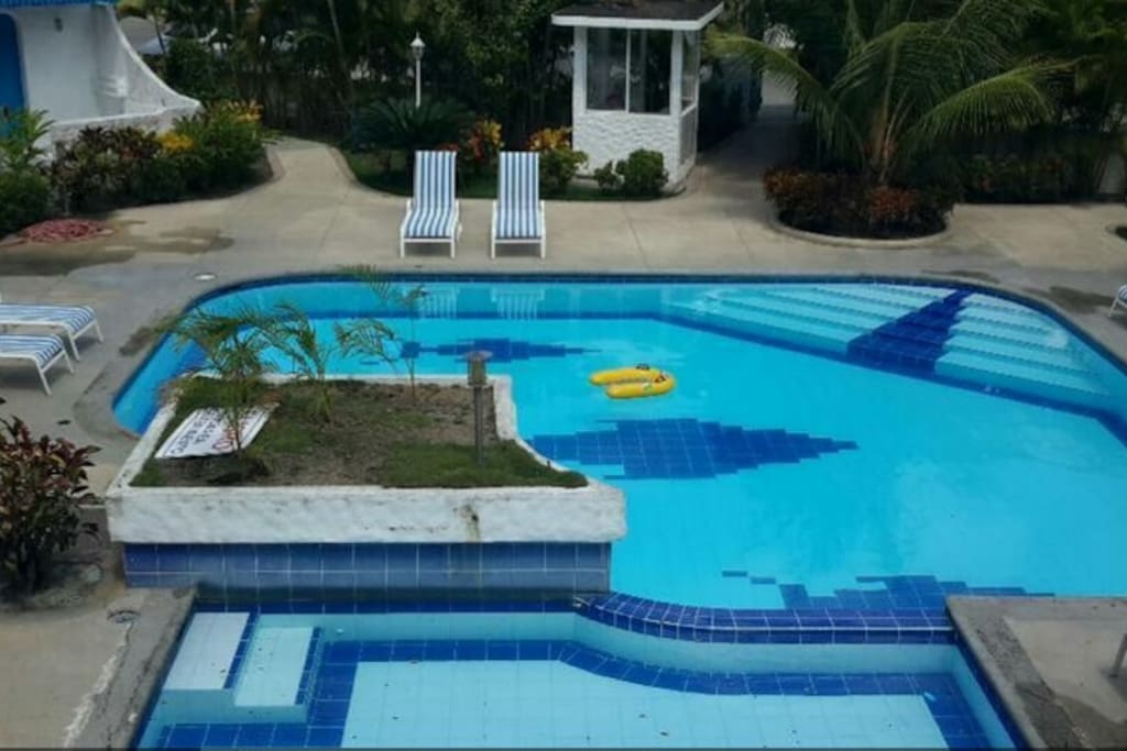 Piscina para adultos y piscina para niños