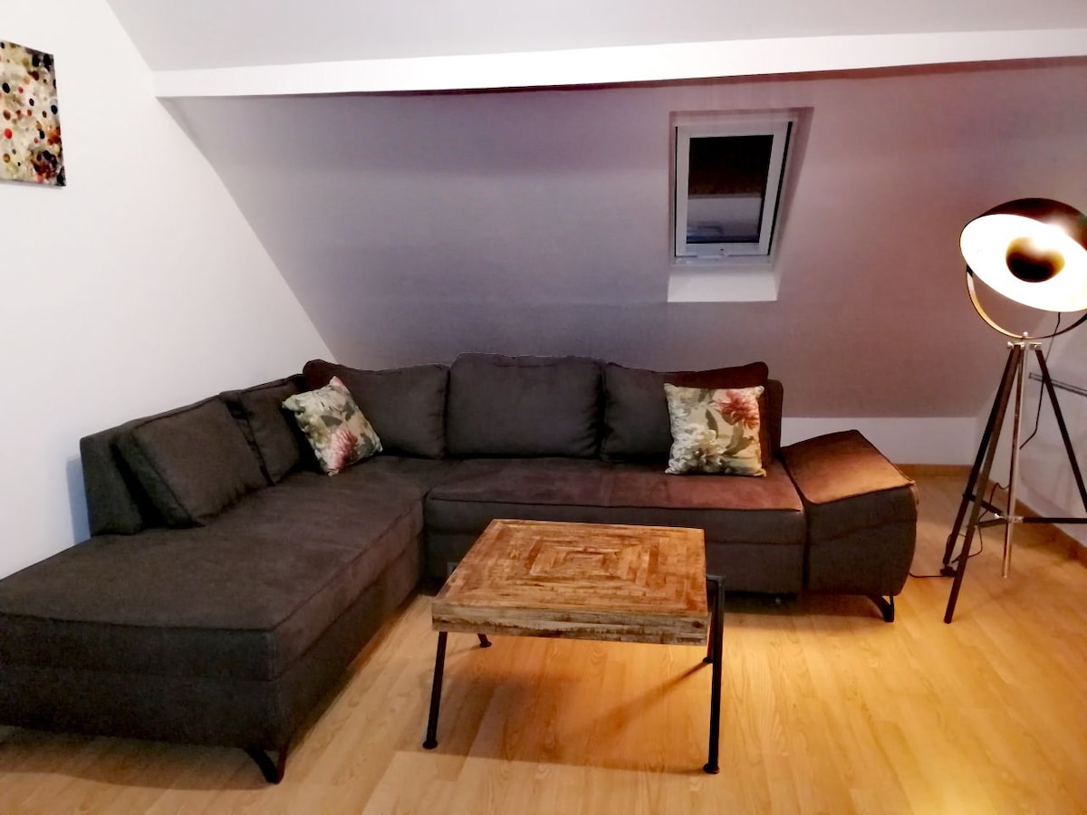 למעלה, הסלון עם ספה נפתחת מודולרית 140x200 ס"מ.
במעלה המדרגות, הסלון עם ספה נפתחת זוגית בגודל 140x200 ס"מ. 