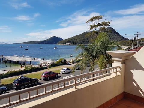 "The View" Waterfront Apartment Shoal Bay