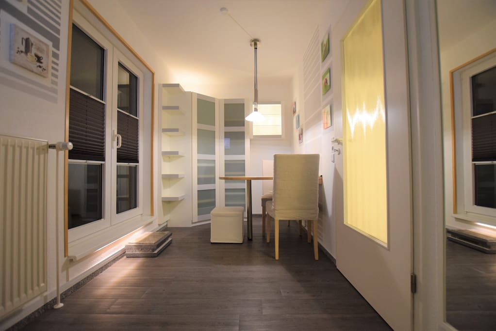Essbereich mit Zugang zum Balkon