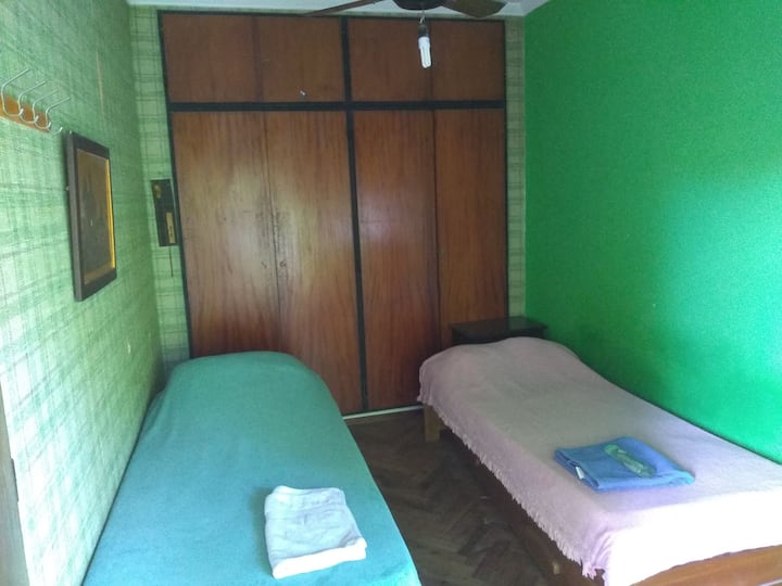 Комната в квартире с балконом на улицу в Acassuso