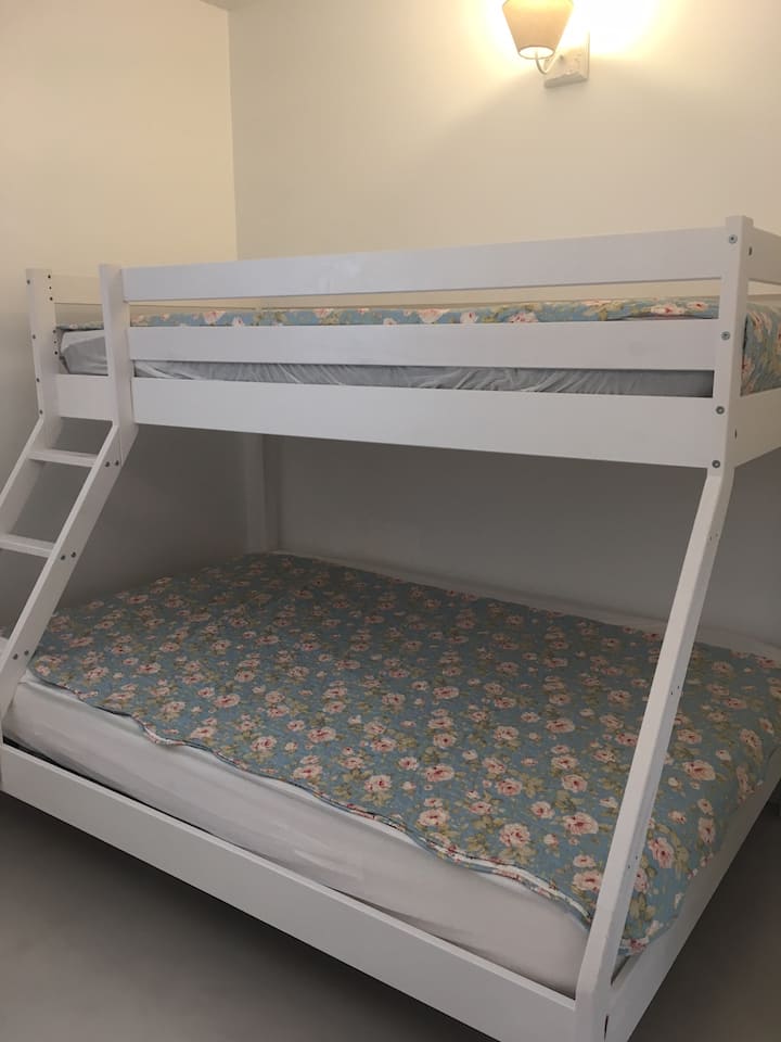 Habitación con cama doble y individual en la parte superior