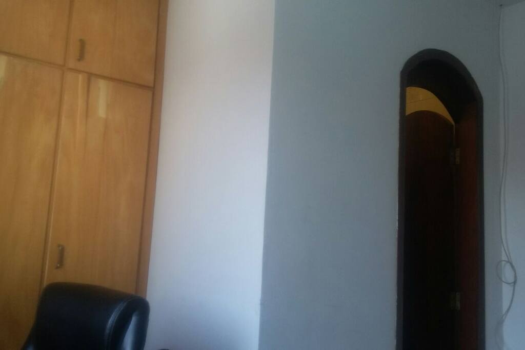 Lado do Armário para uso e entrada do Banheiro
