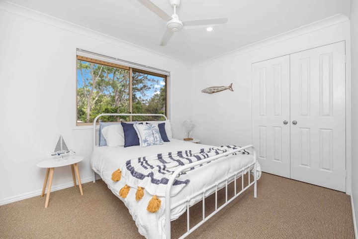 ห้องนอนควีนไซส์พร้อมพัดลมเพดานและเครื่องปรับอากาศแบบท่อลม