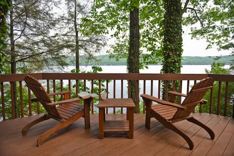 Seneca Lakefront Cabin & Beach Cottage: Hot tub
