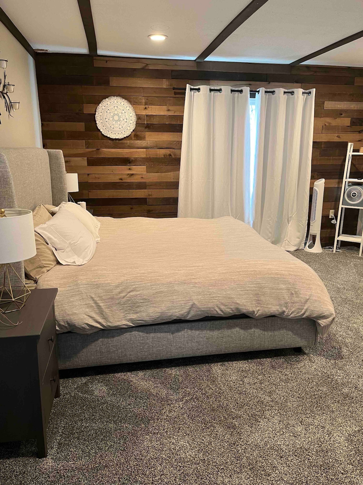 Hlavná spálňa. Manželská posteľ s posuvnými sklenenými dverami na terasu. 