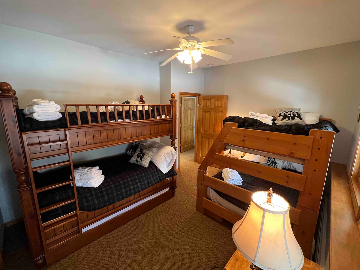 ¡Conjunto de literas gemelas con un nido doble extraíble y otro conjunto con una completa y una gemela!