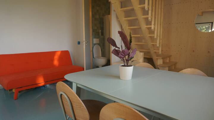 woongedeelte + eigen badkamer met douche en toilet + trap naar slaapzolder.