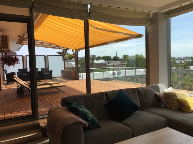 Luxury 3 BR Apt With Amazing City View gallery image 2