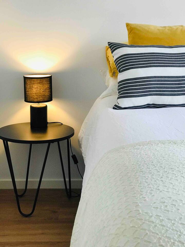 غرفة نوم رئيسية وسرير بحجم كبير وبياضات عالية الجودة وطاولات جانبية ومصابيح وإطلالة من السرير!